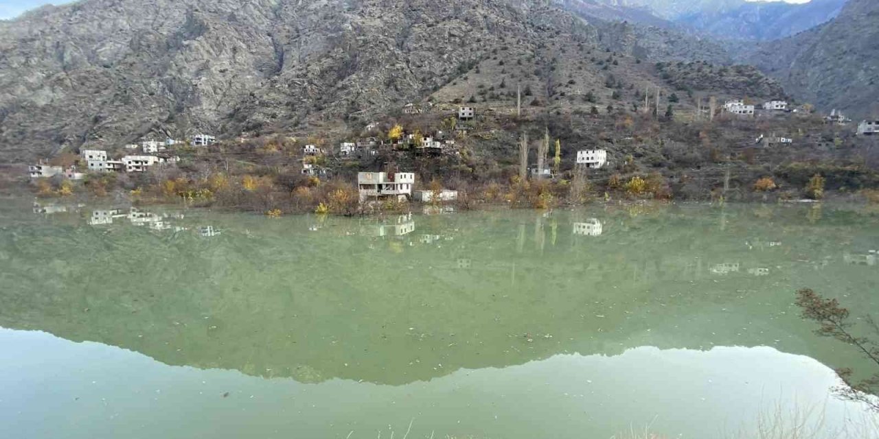 Yusufeli Barajı’nda su seviyesi 47 metreye ulaştı, boşaltılan köylerdeki evler birer birer sular altında kalmaya başladı