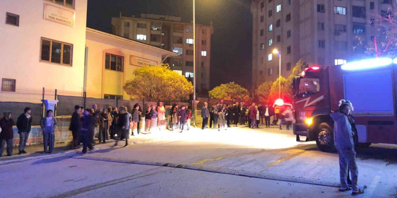 Yangını izleyen kalabalık anonsla dağıtıldı