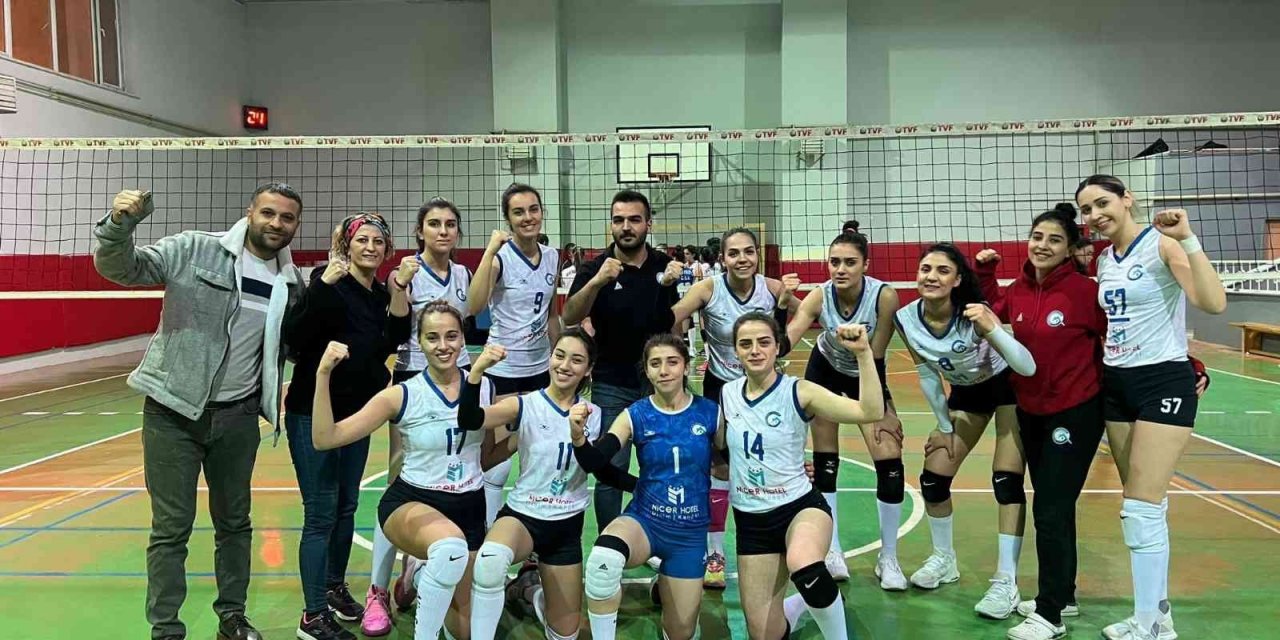 Malatya temsilcisi voleybolcular zirveyi bırakmıyor