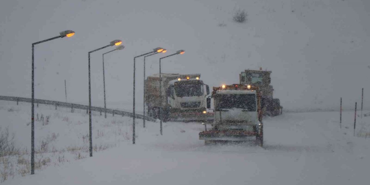 Bayburt’un yüksek kesimlerinde kar ve tipi etkili oldu
