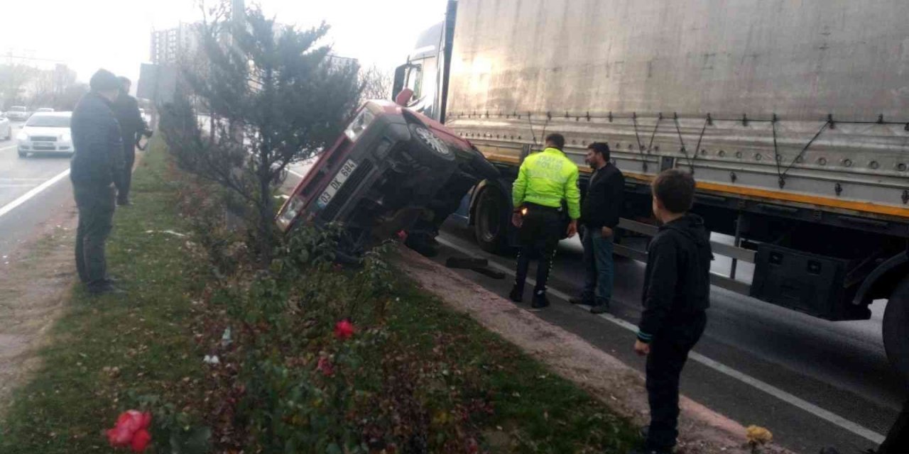 Afyonkarahisar’da tır otomobile çarptı; 3 yaralı