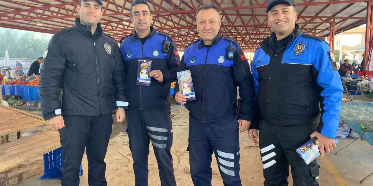 Antalya’da polis ekipleri, pazar esnafını broşür dağıtarak dolandırıcılara karşı uyardı