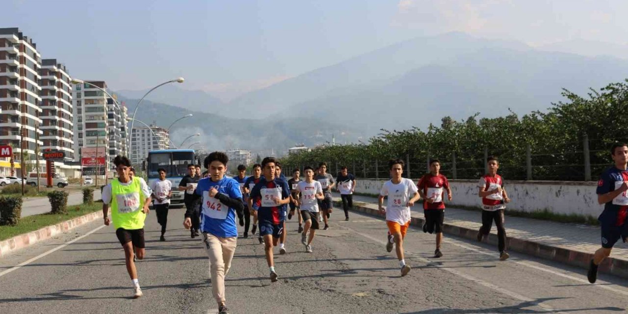 Dörtyol’da ‘İlk Kurşunun’ atılışının 104. yılı kros koşusu düzenlendi