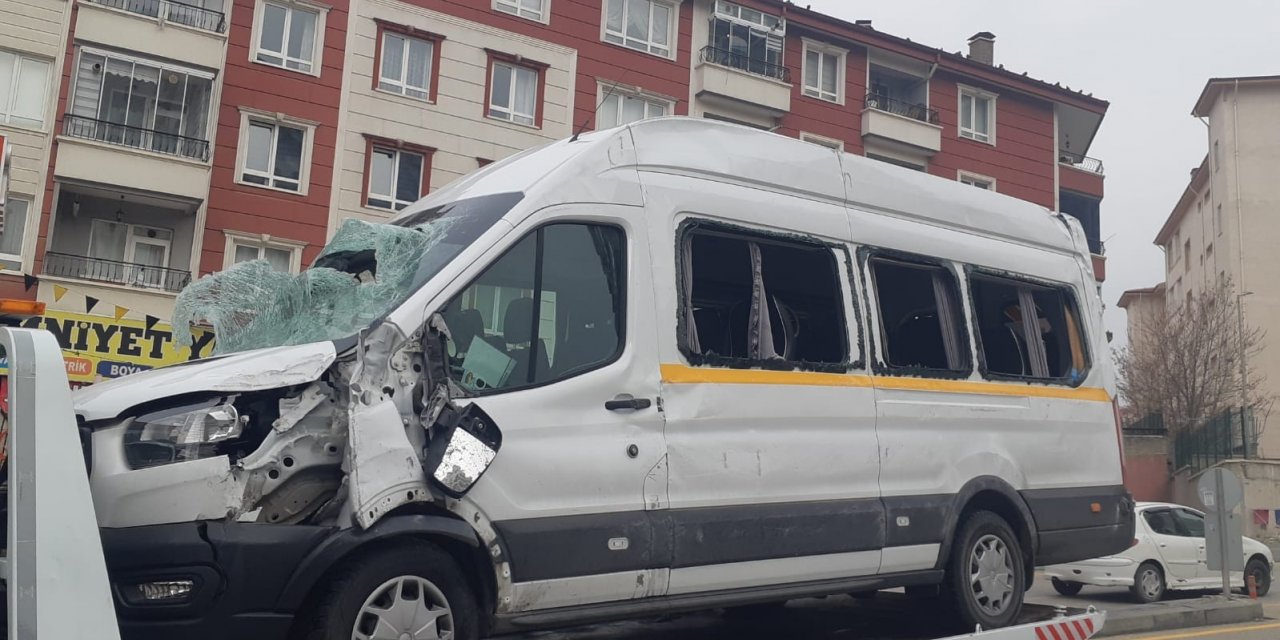 Başkentte okul servisi devrildi, faciadan dönüldü