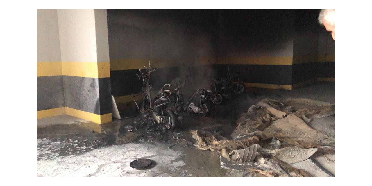 Park halindeki motosikletler alevlere teslim oldu