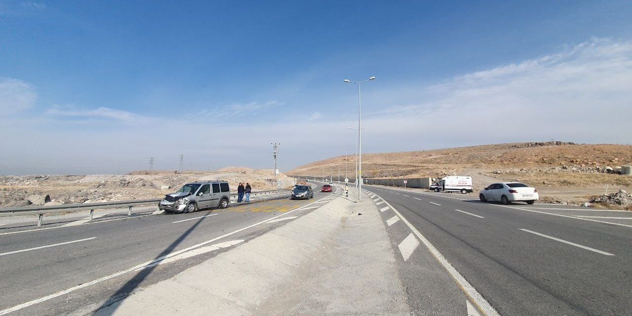 Yavaşlayan otomobile ticari araç çarptı: 2 yaralı