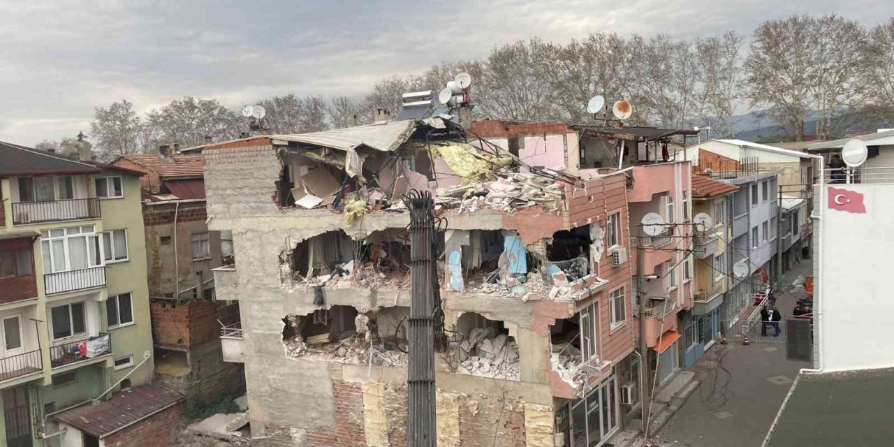 4 katlı bina içindeki eşyalar ile yıkıldı