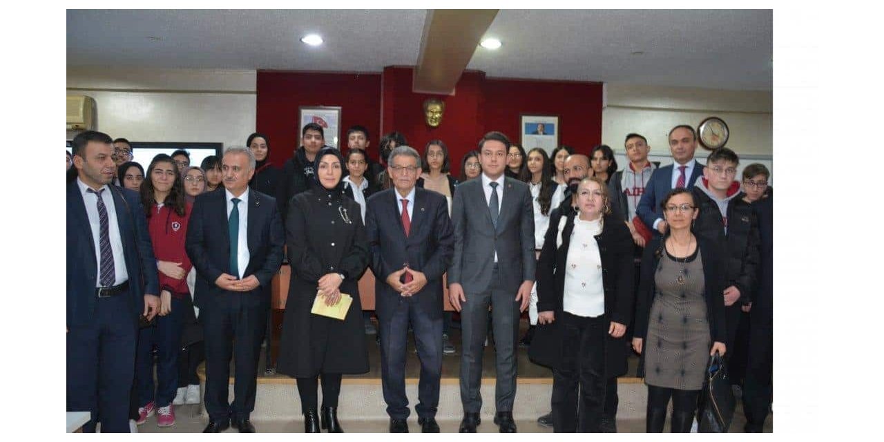 Eski Bakan deneyimlerini öğretmen ve öğrencilerle paylaştı