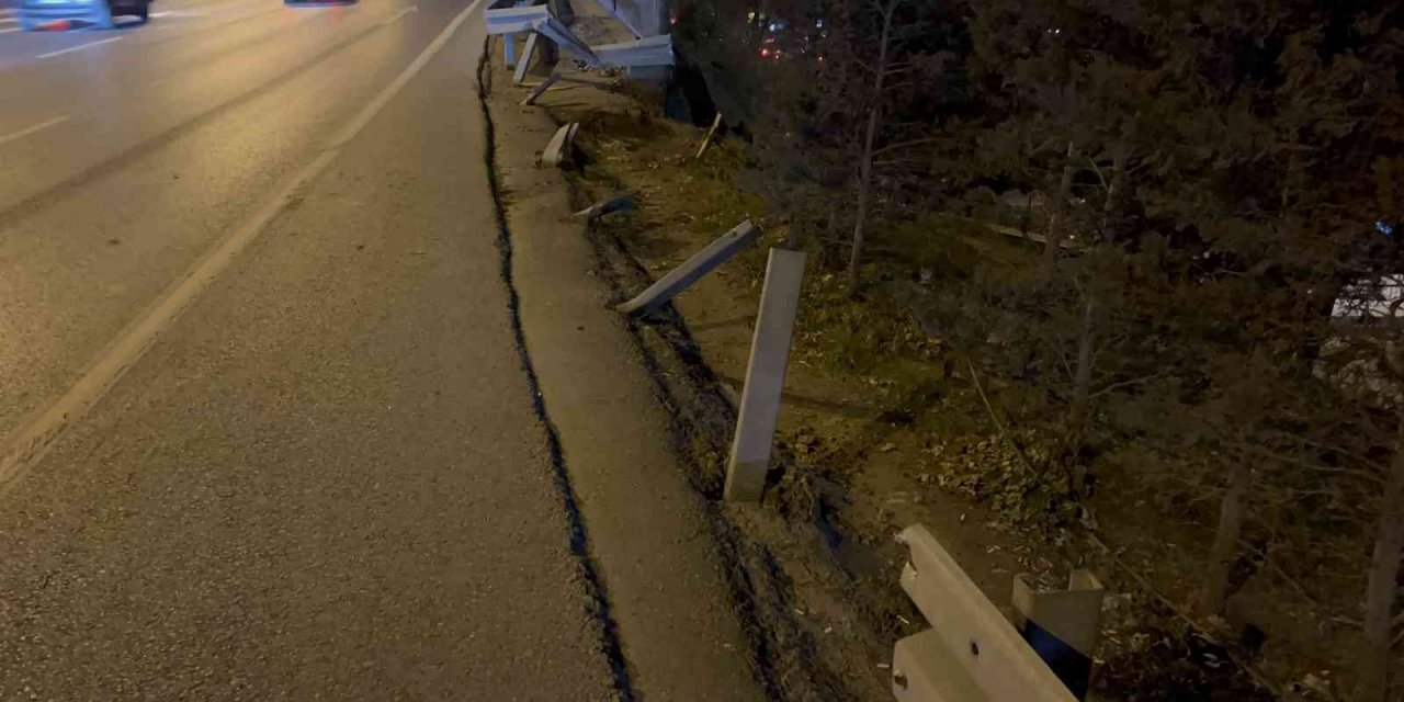 Bağcılar’da kontrolden çıkan otomobil bariyerleri aşıp yol kenarına uçtu: 2 yaralı