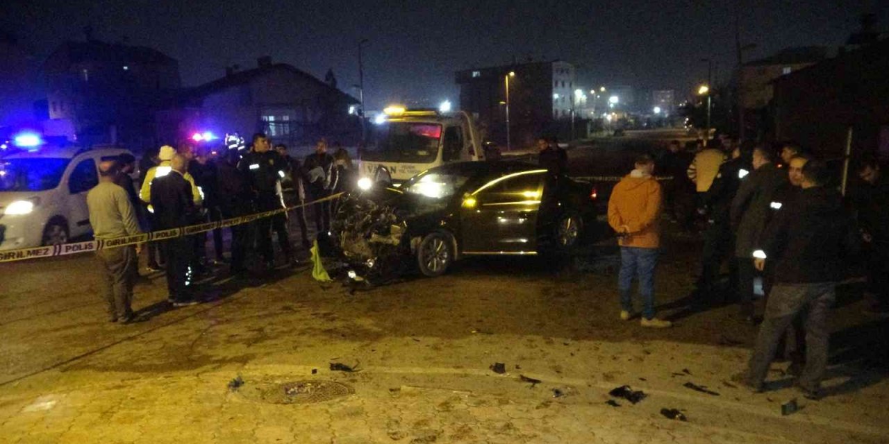 Malatya’da işçi servisi ile otomobil çarpıştı: 12 yaralı