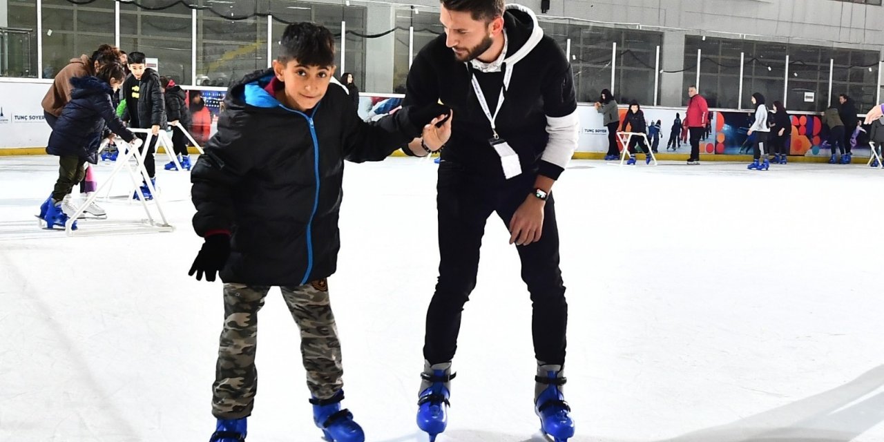 Gönüllü gençler kardeşleriyle buz pistinde buluştu