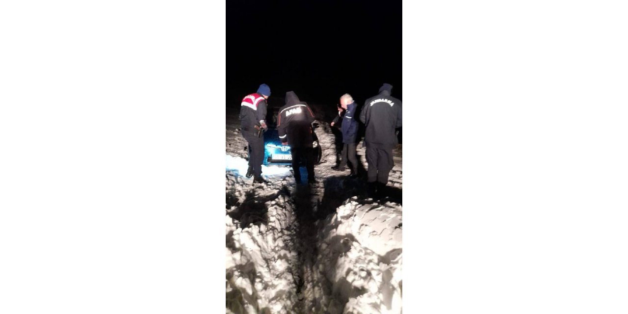 Karda mahsur kalan 4 kişi kurtarıldı