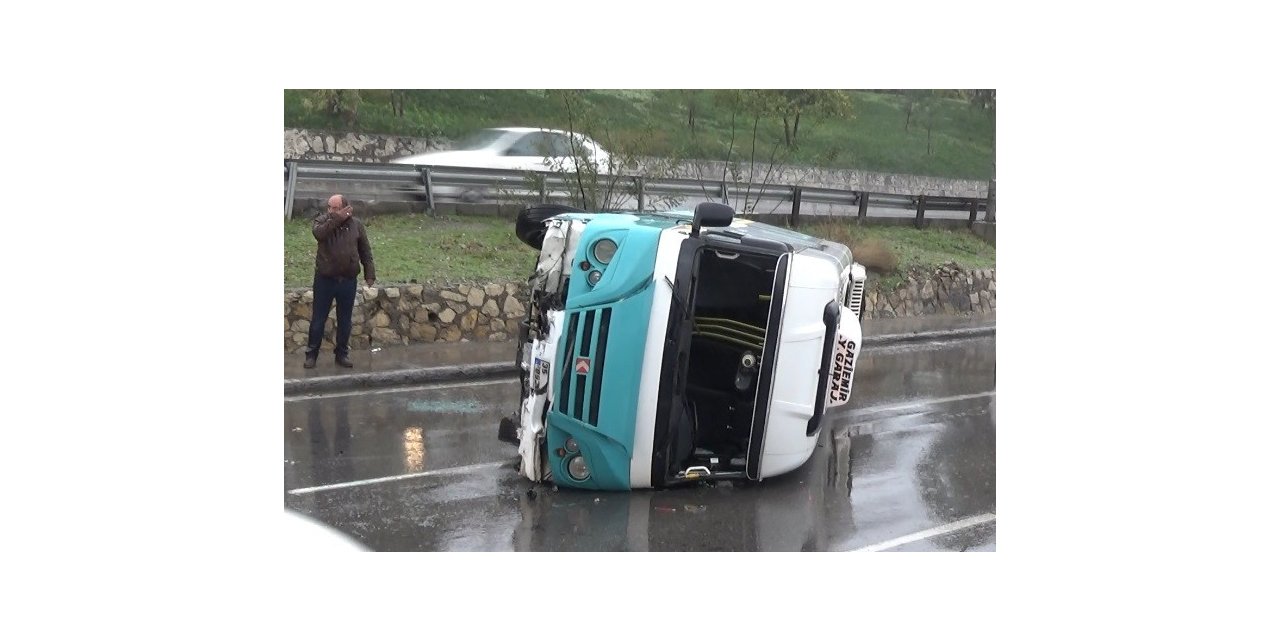 İzmir’de yolcu minibüsü devrildi
