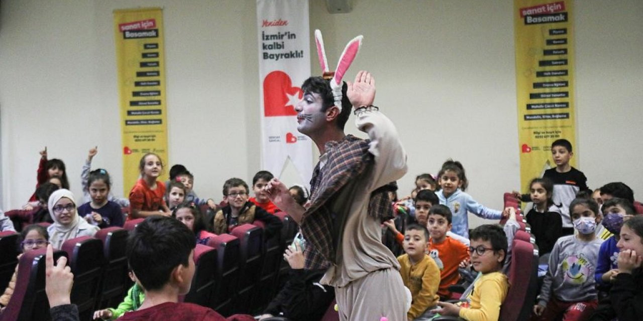 Bayraklı’da çocuklar, tiyatroda doyasıya eğlendi