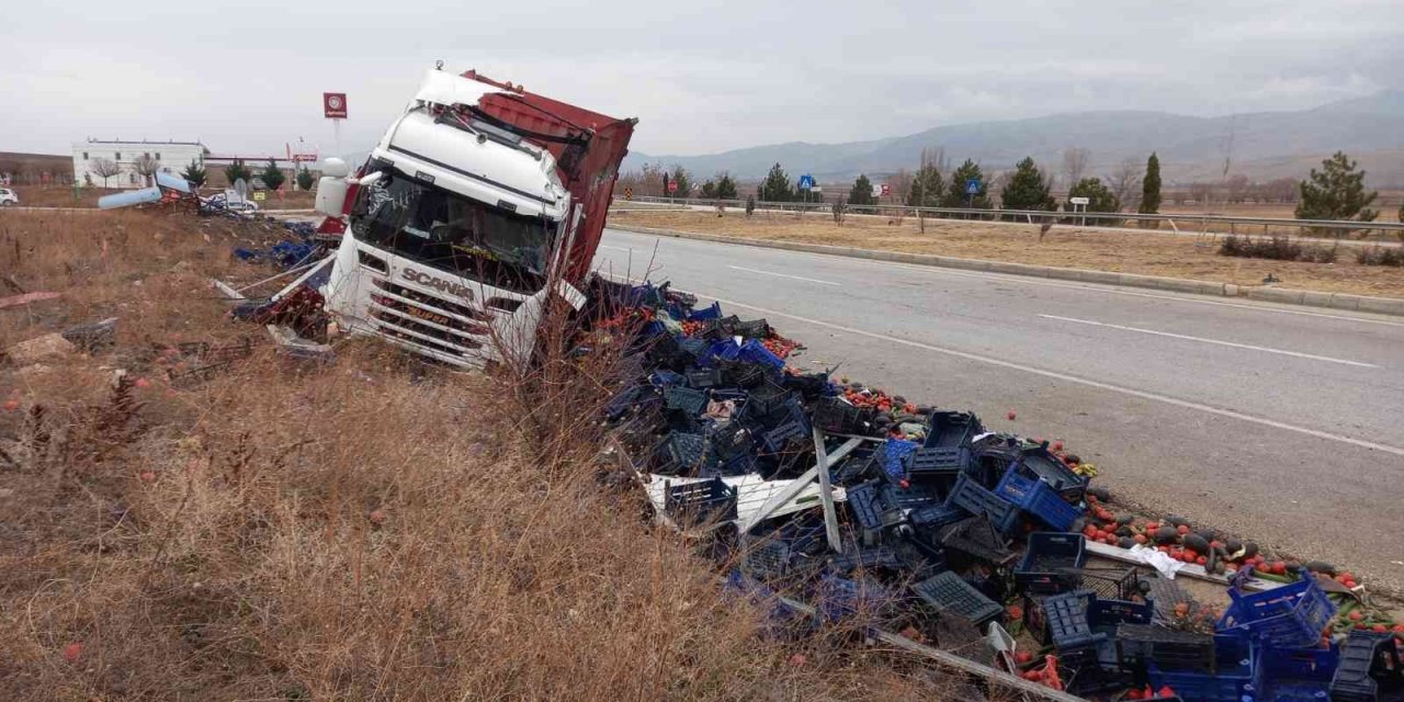 Meyve yüklü tır kaza yaptı: 1 yaralı