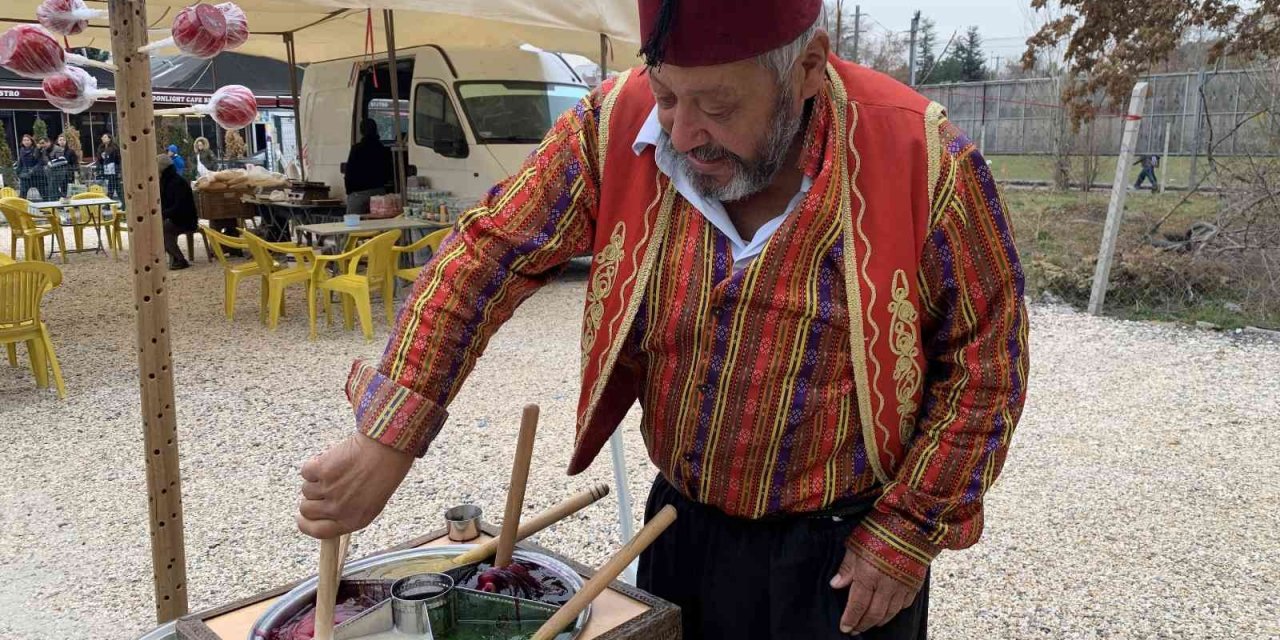 Yüzlerce antikanın arasında tarihi lezzet de ilgi görüyor