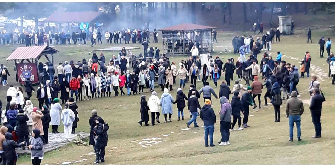 Festivalde bir ton hamsi tüketildi