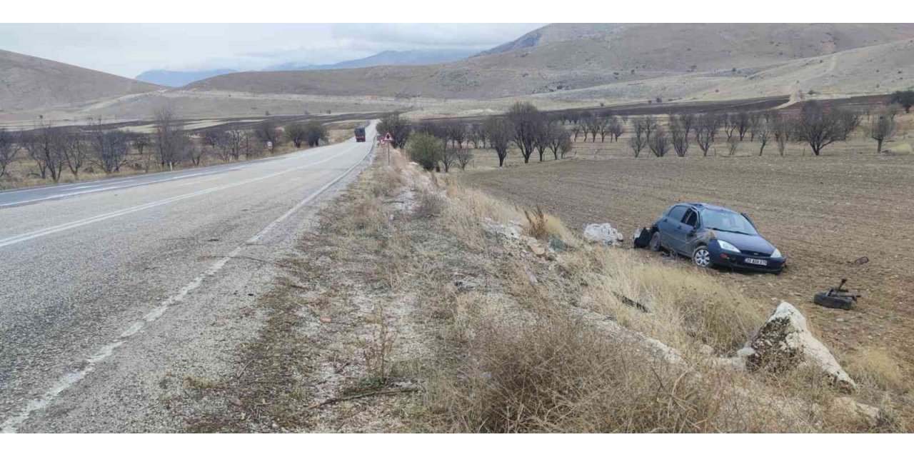 Şarampole giren otomobilde 3 kişi yaralandı