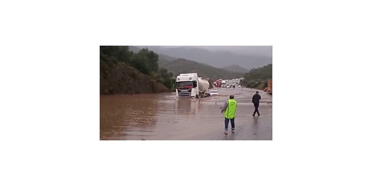 Milas’ta sağanak yağmur etkili oldu