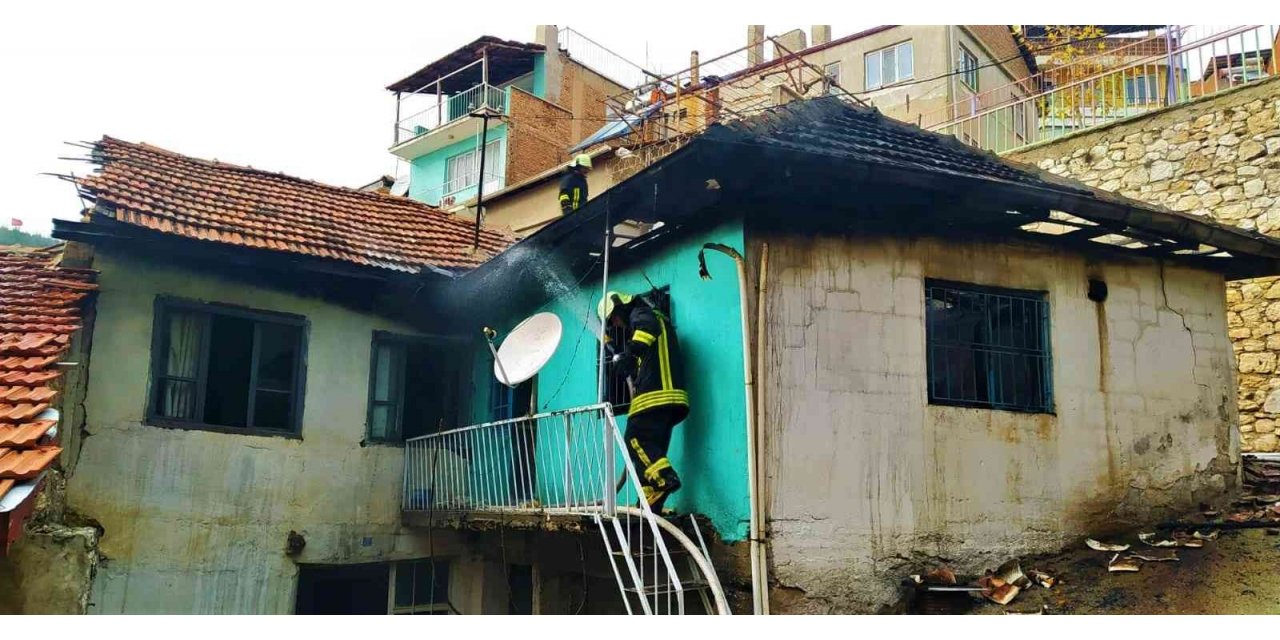 Soba bacasından çıkan yangın evi küle çevirdi
