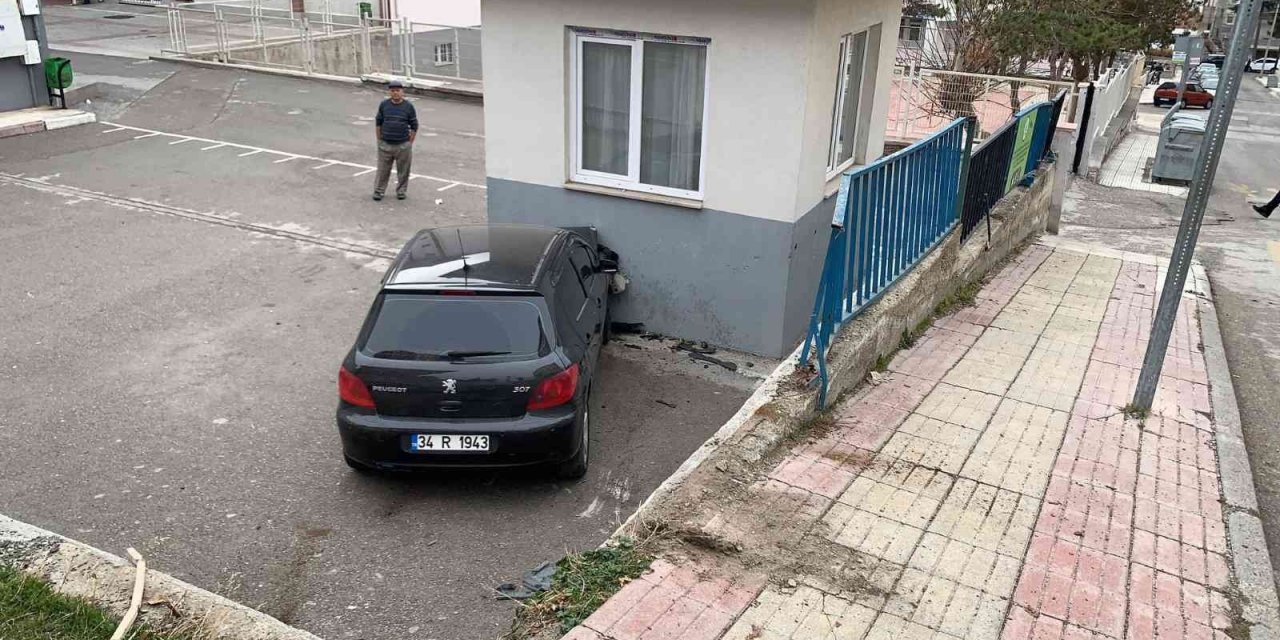 Kontrolden çıkan otomobil okul bahçesine uçtu