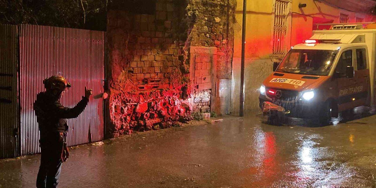 İzmir’de sağanak yağmur nedeniyle evin çatısı çöktü
