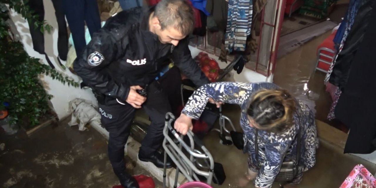 Şiddetli yağmur sebebiyle su basan evde mahsur kalan engelli kadını ve yaşlı anneyi polis kurtardı