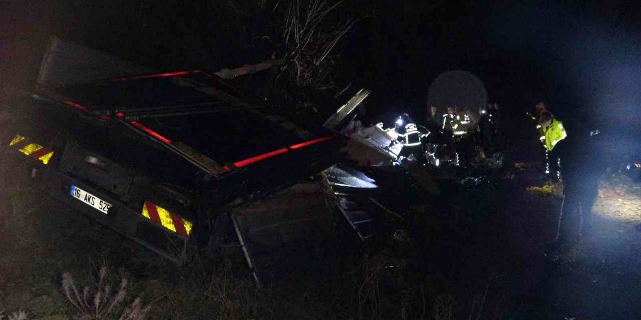 Burdur’da meyve yüklü kamyon uçurumdan aşağı düştü: 1 ölü