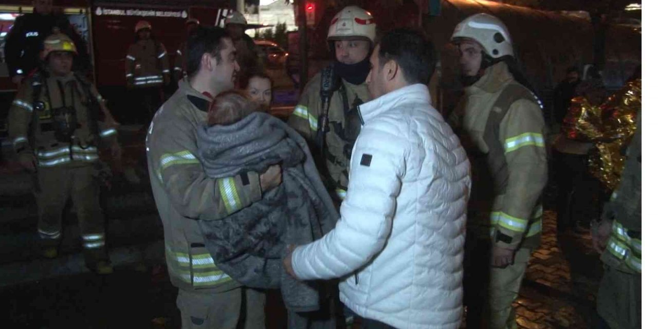 Fatih’te 6 katlı otelde çıkan yangında 60 kişi tahliye edildi