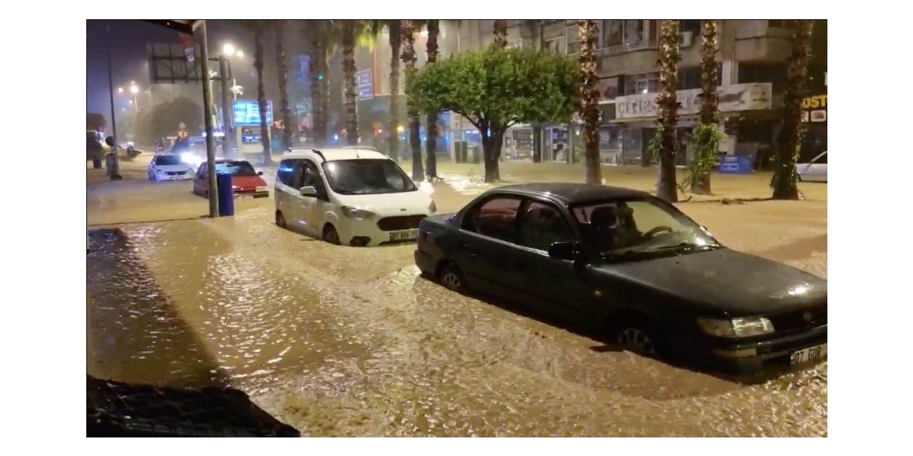 Kumluca’da sel: Evleri su bastı, araçlar zarar gördü