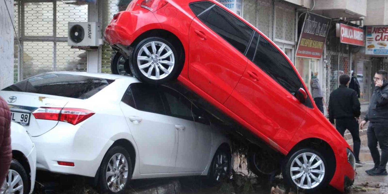 Kumluca’da sel araçları üst üste çıkardı