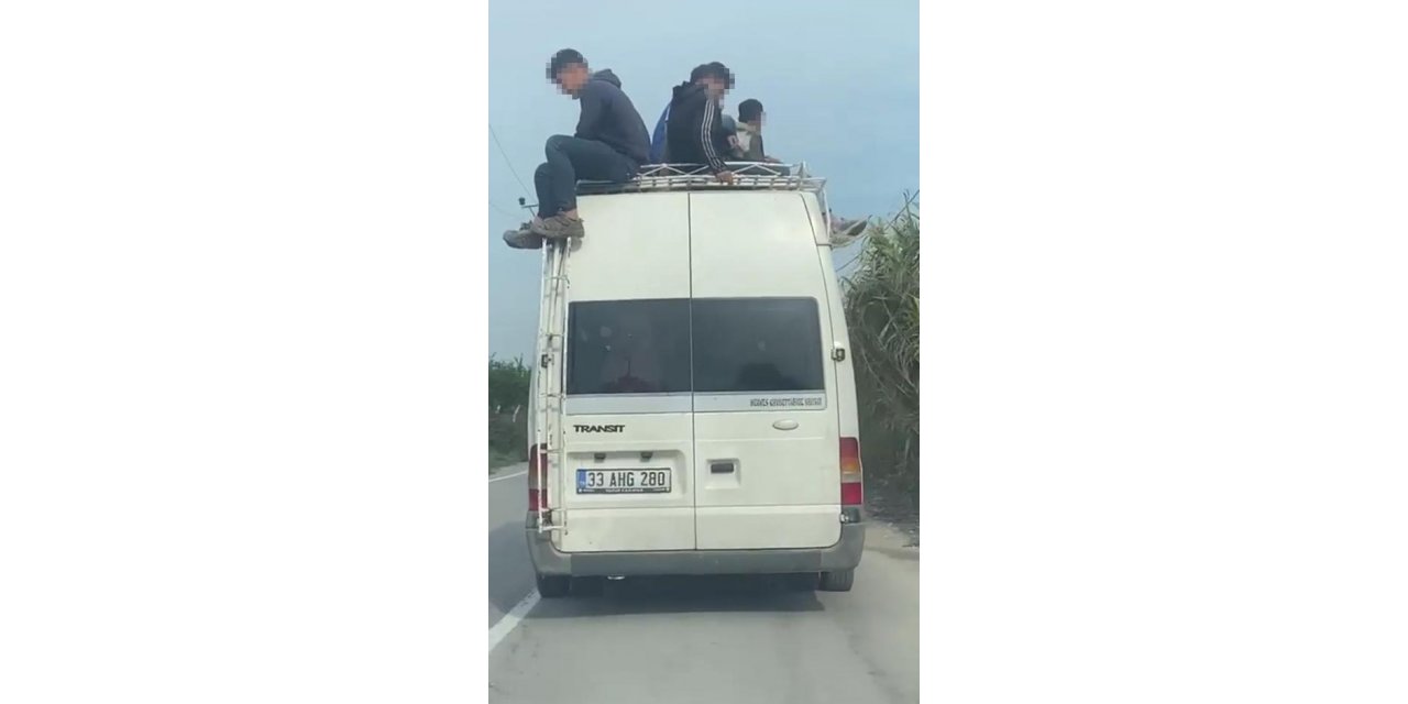 Minibüs tavanında tehlikeli yolculuk