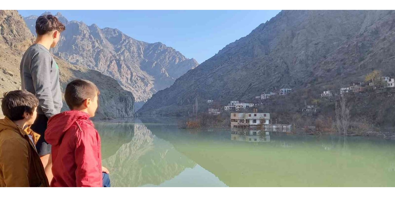 Sular altında kalmaya başlayan evlerine son kez baktılar