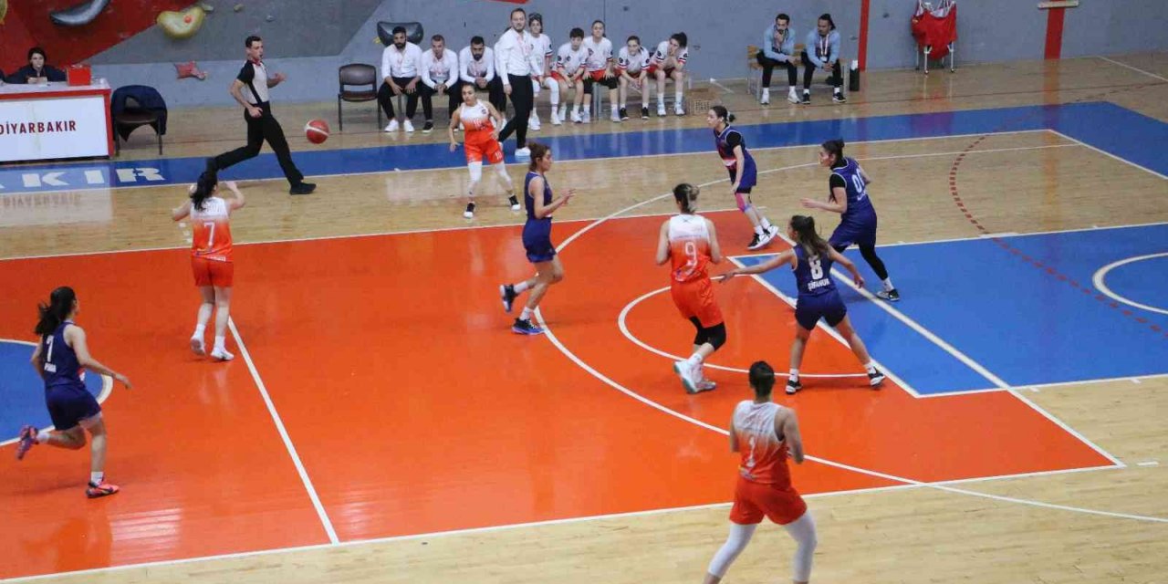 Diyarbakır kadın basketbol takımı kendi sahasında güldü