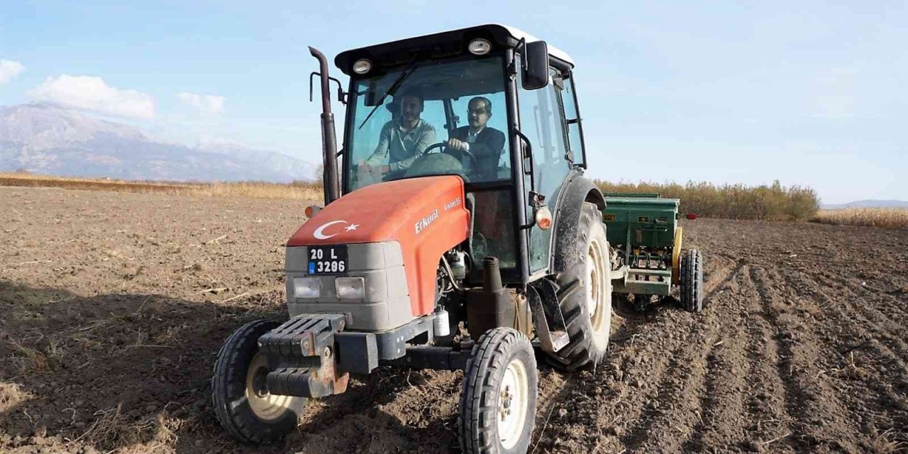 Direksiyona geçen Başkan Vural, ata tohumlarını toprakla buluşturdu