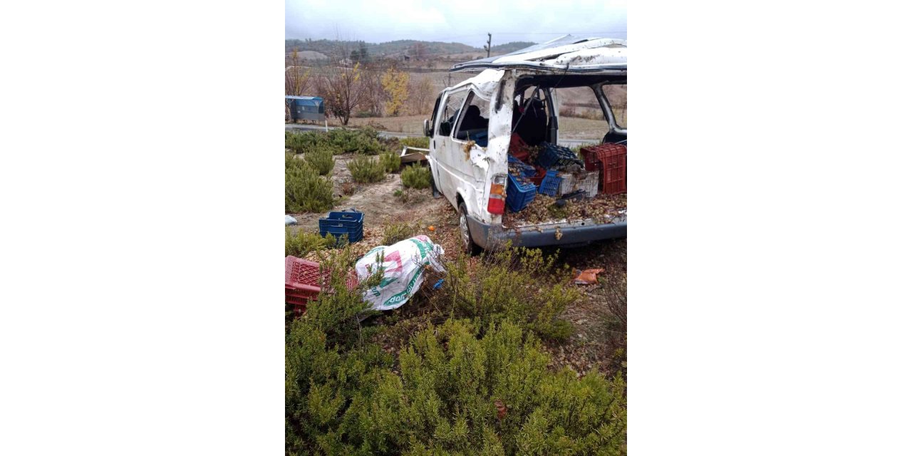 Üzüm yüklü minibüsteki aile ölümden döndü; 8 yaralı