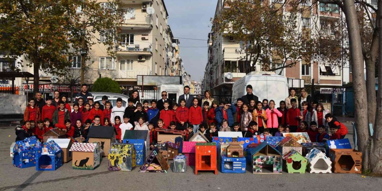 Atık malzemelerden kedi evleri yaptılar