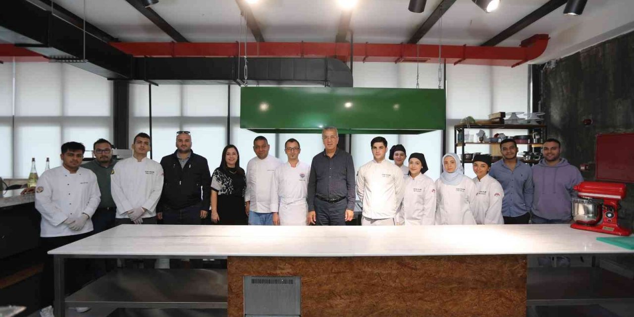 Başkan Tarhan, öğrencilerle birlikte yemek yaptı