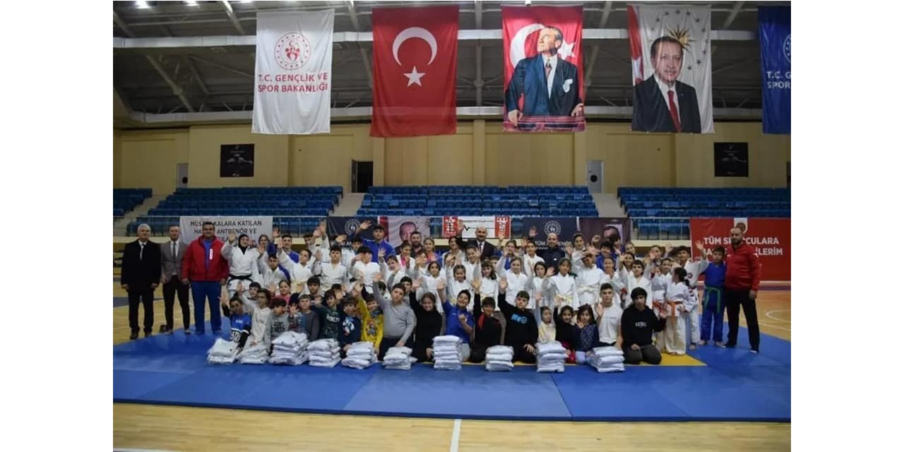Judo sporcuları birlikte antrenman yaptı