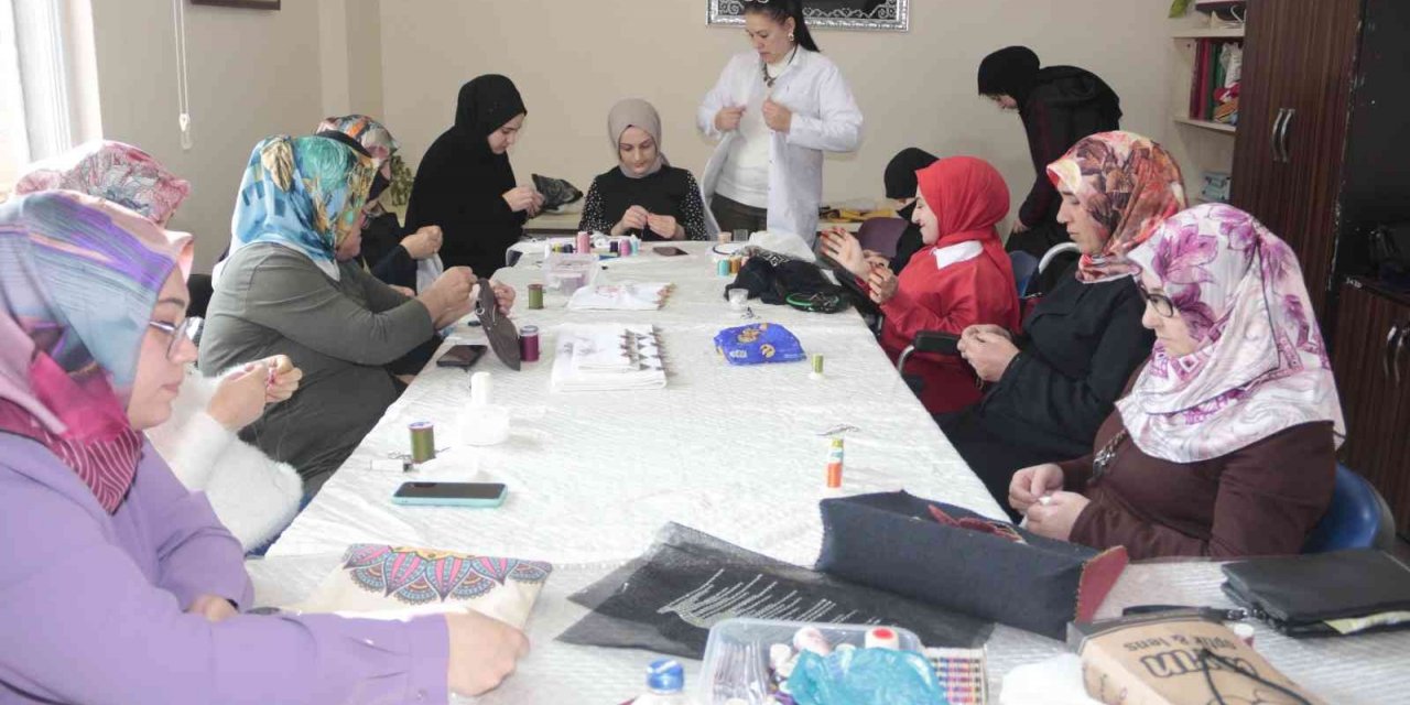Kadınlar ilmek ilmek ev ekonomilerine katkı sağlıyor