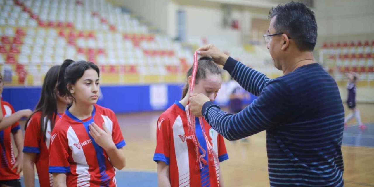 Denizli’de 114 sporcu kupayı kaldırmak için kıyasyısa mücadele etti