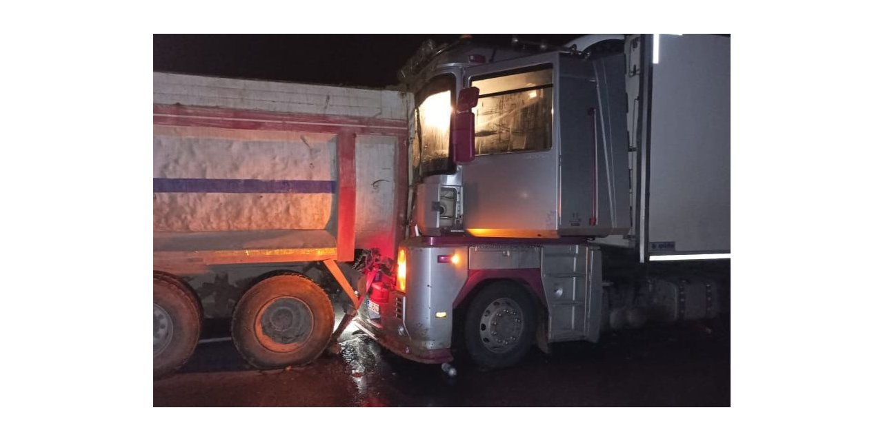 Kamyon tıra arkadan çarptı