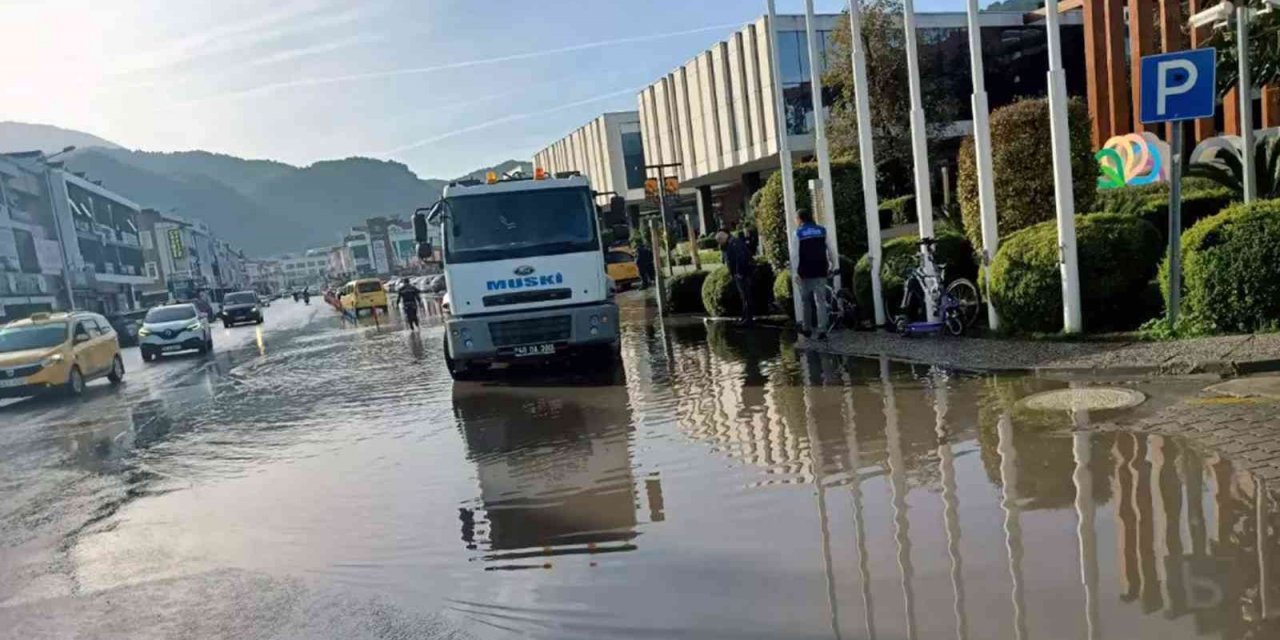 Büyükşehir ekiplerinden taşkınlara müdahale