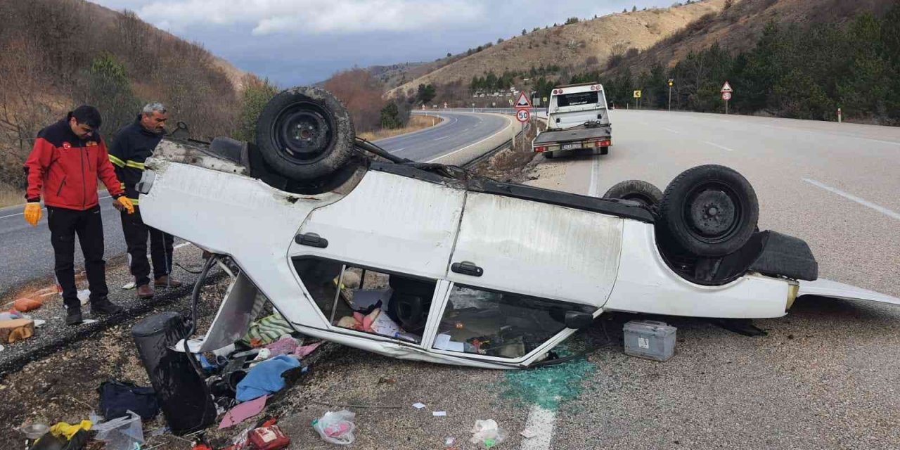 Takla atan otomobil hurdaya döndü: 3 yaralı