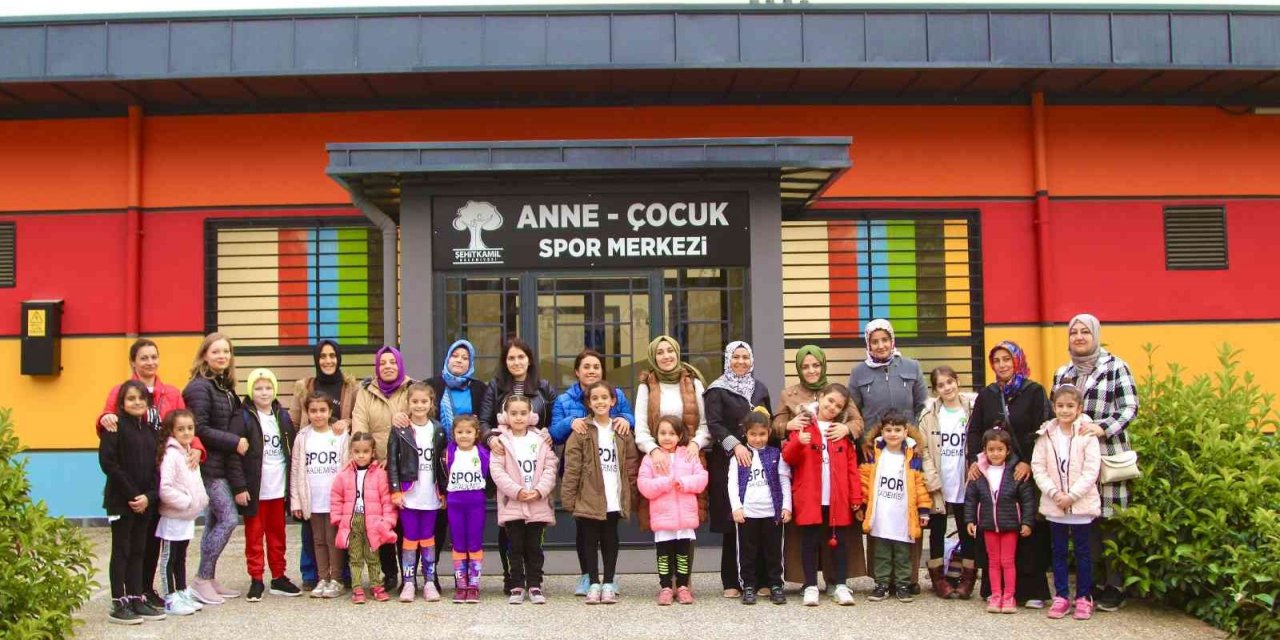 Hem spor yapıyor hem de çocuklarına örnek oluyorlar