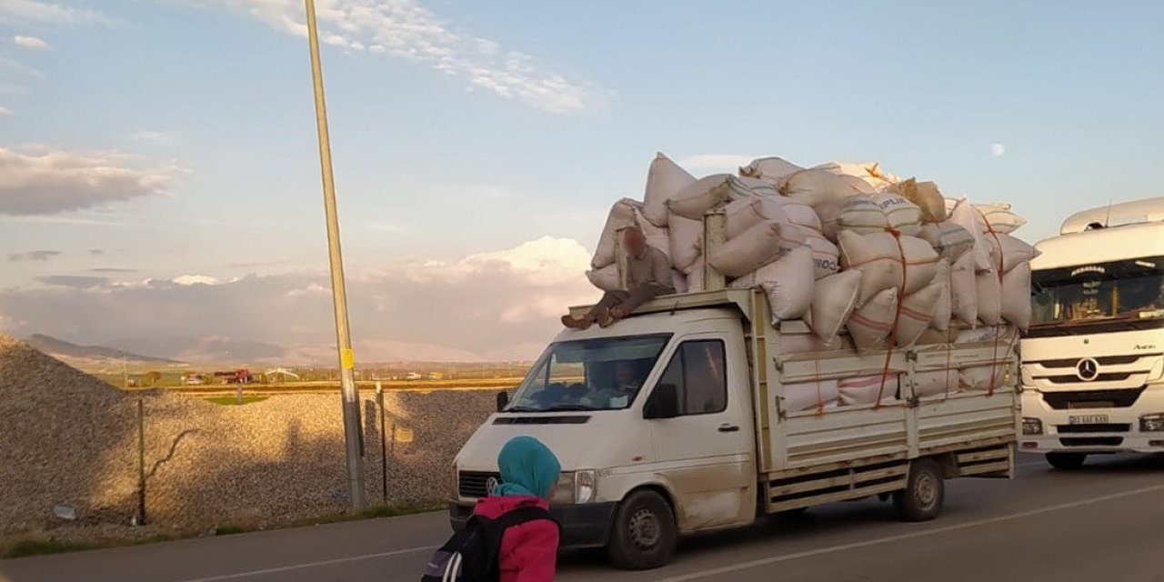 Kamyonetteki tehlikeli yolculuk yürekleri ağza getirdi