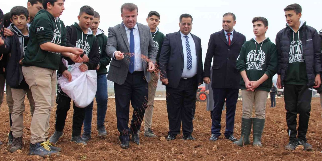 Tarım lisesi öğrencileri ilk tohumları toprağa bıraktı