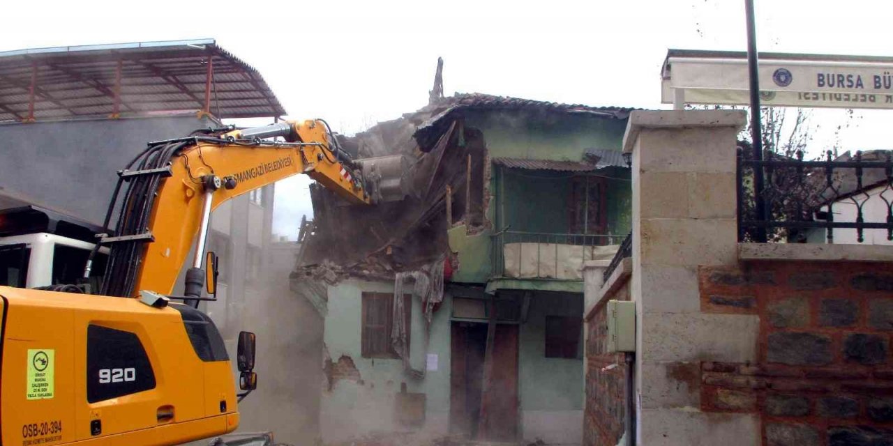 Tehlike saçan metruk binalar yıkılıyor