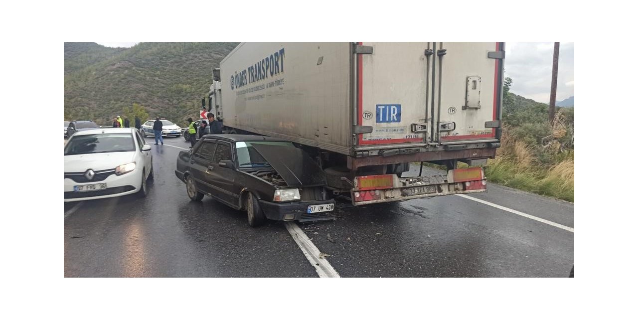 Virajı alamayan otomobil, tırın altına girdi: 1’i çocuk 4 yaralı