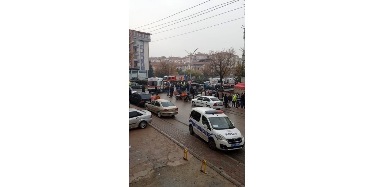 Kontrolden çıkan aracın 4 kişiyi ezdiği anlar kameraya yansıdı